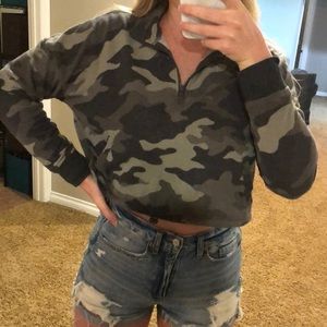 Aero cropped camo top